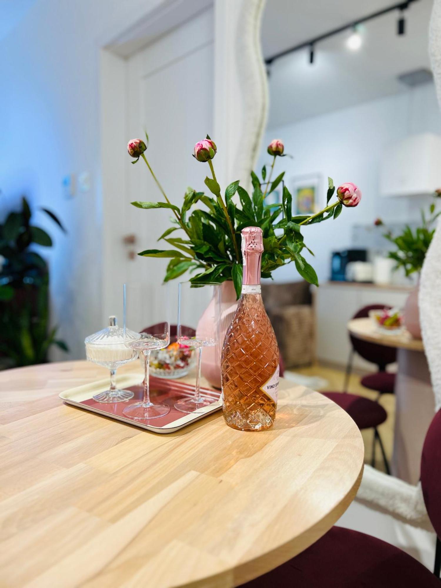 Charming In A Area- Free Parking Leilighet